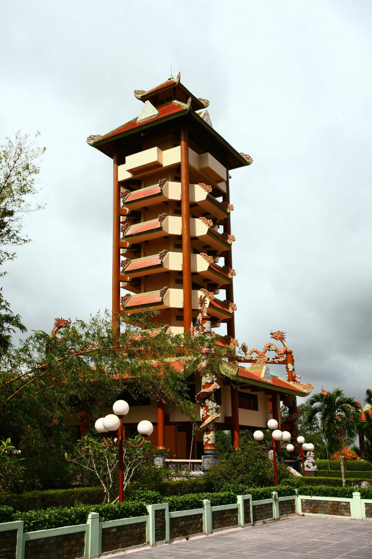 Tháp 9 tầng bên trái đền