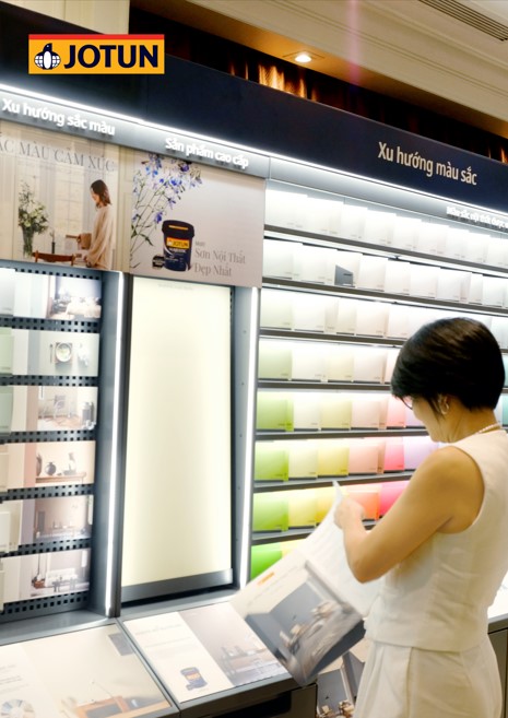 Các khách mời trải nghiệm kệ màu nội thất với những màu sắc xu hướng mới nhất năm 2025 từ Jotun.