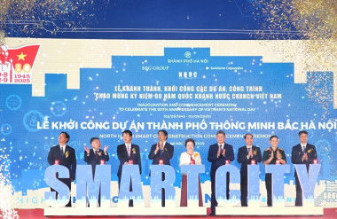 Các đại biểu thực hiện nghi thức khởi công dự án Thành phố Thông minh Bắc Hà Nội