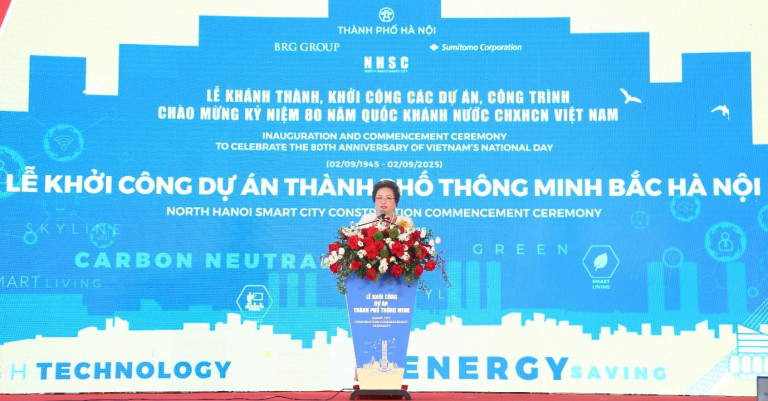 Madame Nguyễn Thị Nga, Chủ tịch Tập đoàn BRG, Phó Chủ tịch kiêm Tổng Giám đốc Công ty Thành phố Thông minh Bắc Hà Nội phát biểu tại sự kiện.