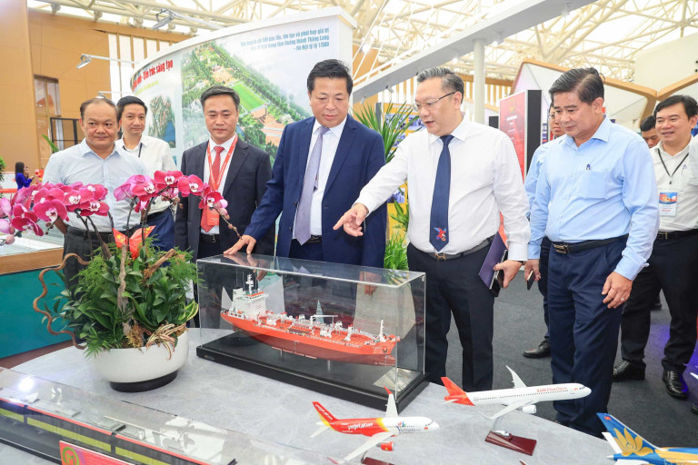 Bộ trưởng Bộ Xây dựng Trần Hồng Minh tại triển lãm