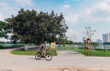 Hình 4. Hệ thống cổng, rào và biển báo chỉ dẫn tại Công viên chó Yên Sở (Nguồn:ngoisao.net)