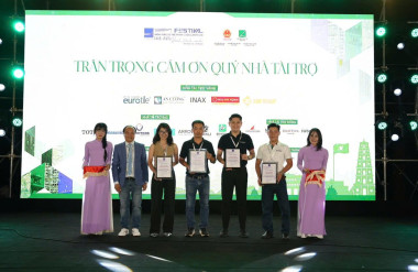 Ông Bùi Bá Duy - Giám đốc Phát triển Sản phẩm của Kobler Việt Nam (đứng thứ 4 từ trái sang phải) lên nhận vinh danh cho Nhà tài trợ