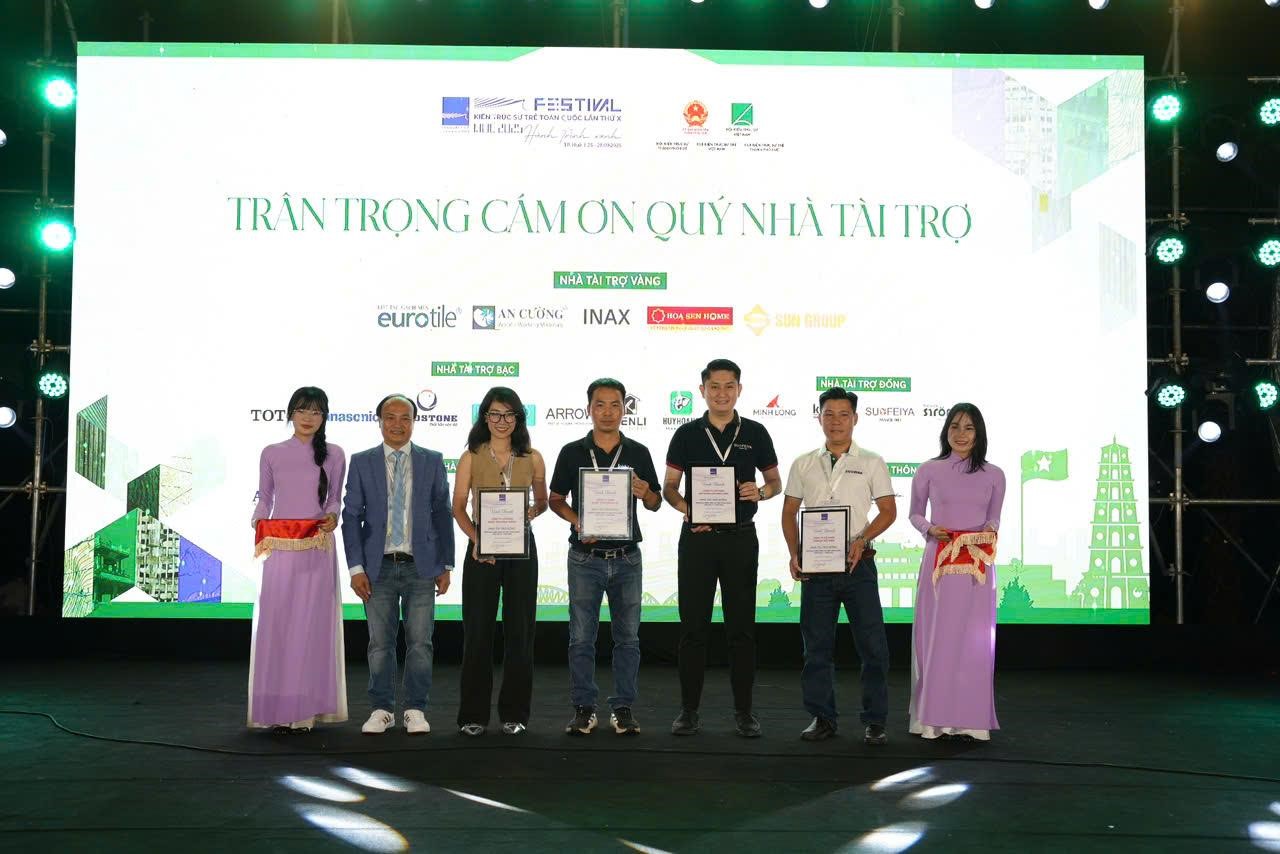 Ông Bùi Bá Duy - Giám đốc Phát triển Sản phẩm của Kobler Việt Nam (đứng thứ 4 từ trái sang phải) lên nhận vinh danh cho Nhà tài trợ