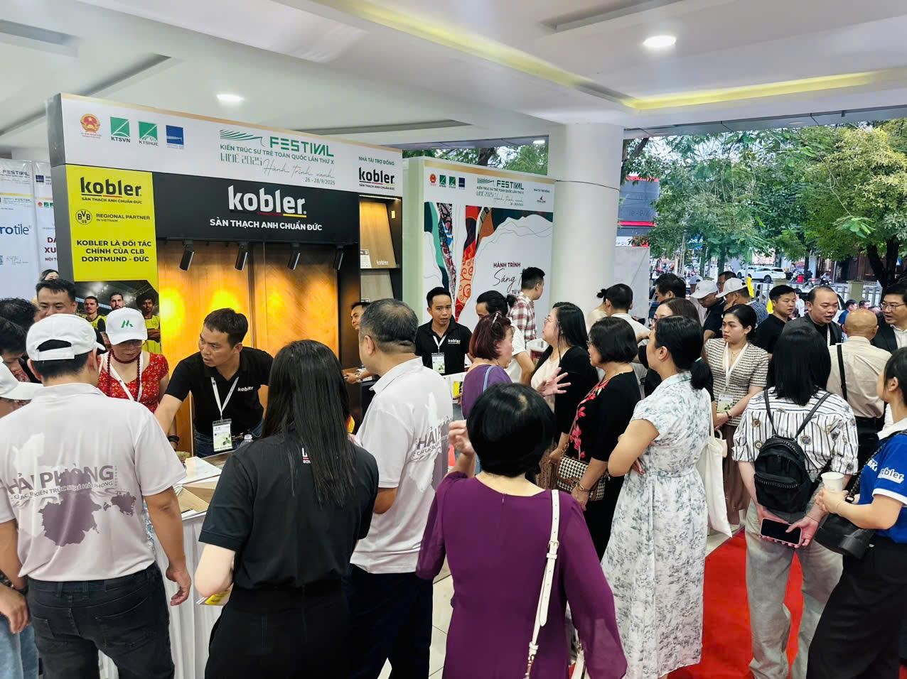 Không gian trưng bày của sàn thạch anh Kobler thu hút sự quan tâm lớn của các kiến trúc sư