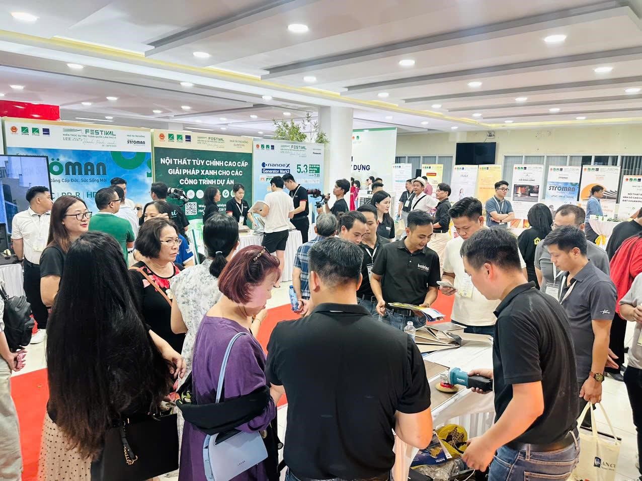 Khu vực trải nghiệm các tính năng nổi trội của sàn thạch anh Kobler