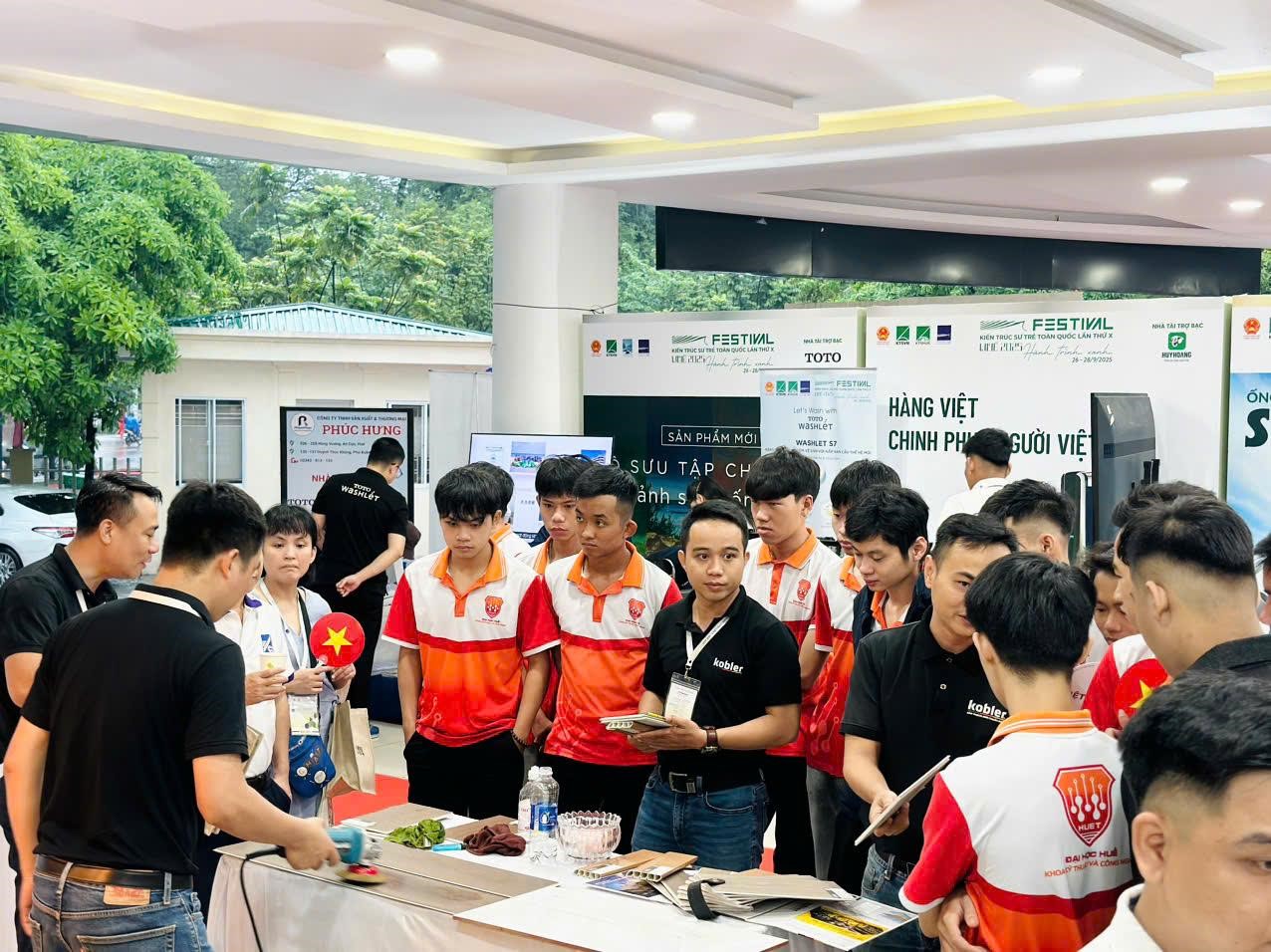 Các sinh viên chuyên ngành Kiến trúc háo hức tìm hiểu về vật liệu lát sàn Kobler