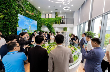 Khách hàng tìm hiểu các sản phẩm căn hộ của Chill Home - ArtStella