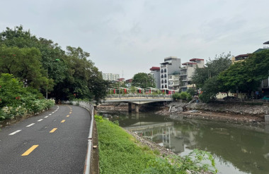 Hình 02: Sông Tô Lịch khu vực đoạn Cầu Cót Nguồn: Nguyễn Hoài Nam