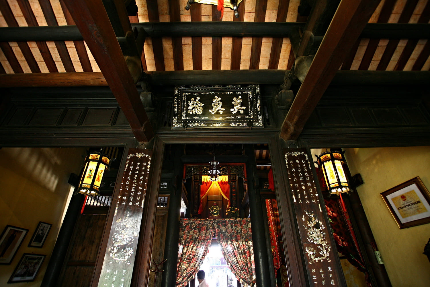 Hoành phi đề chữ “Mỹ Hoán Luân”