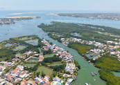 Môi trường sinh thái của rừng dừa nước ngập mặn Cẩm Thanh trở thành một địa điểm mang lại sinh kế cho người dân địa phương thông qua các hoạt động du lịch cộng đồng