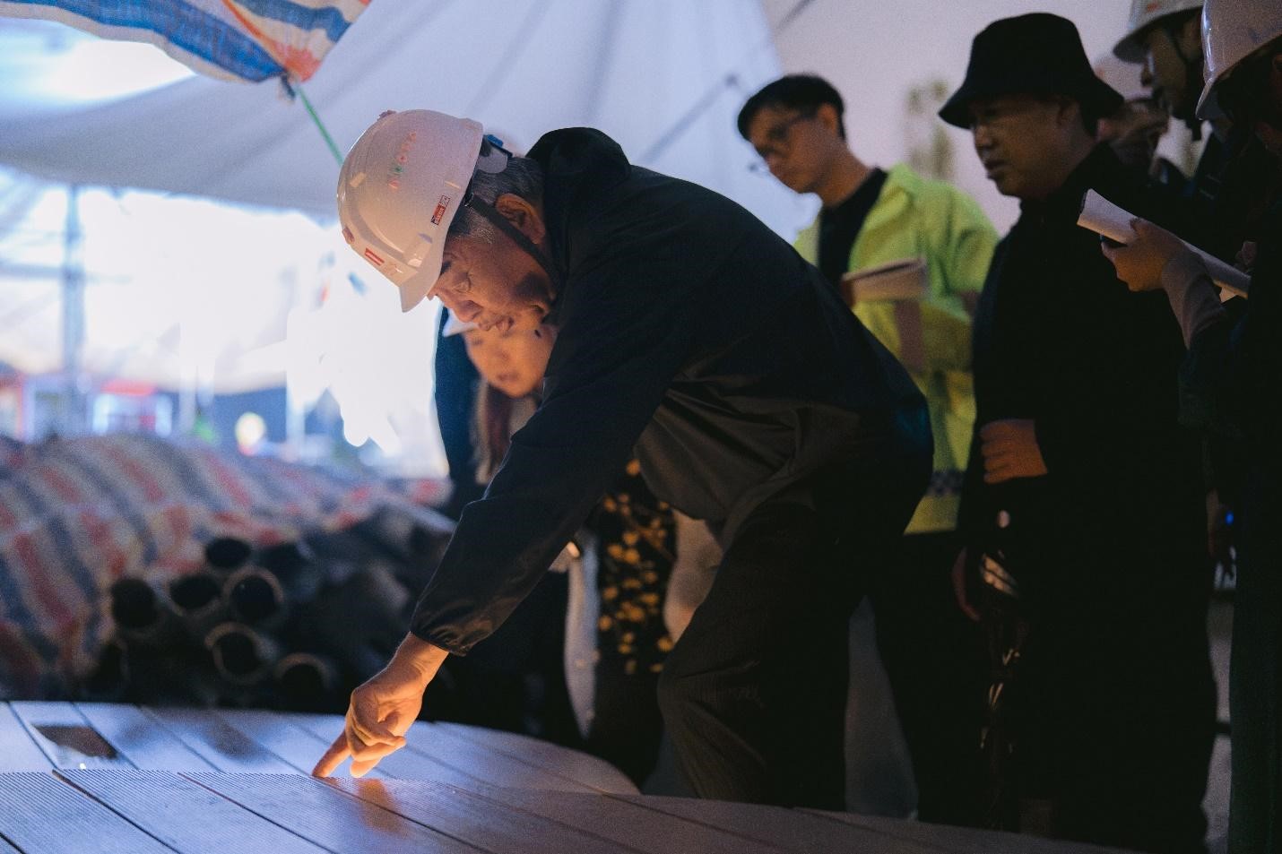 Kiến trúc sư Kengo Kuma nổi tiếng với sự khó tính và kĩ lưỡng trong việc lựa chọn dự án, đối tác đồng hành