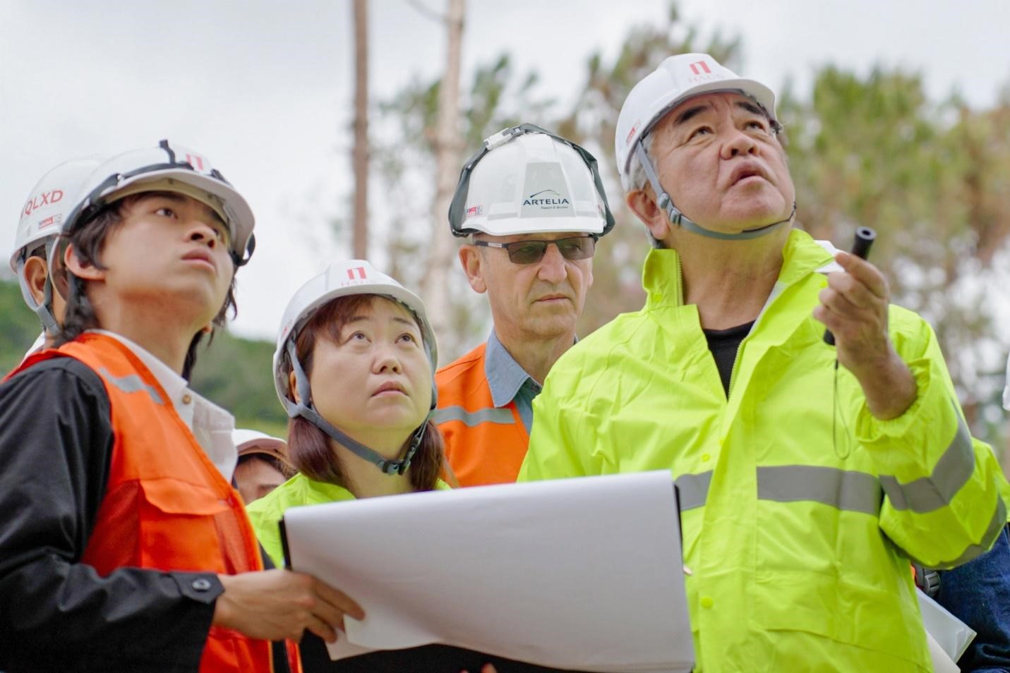 Kengo Kuma cẩn trọng kiểm tra từng chi tiết nhỏ tại công trường dự án HAUS Da Lat