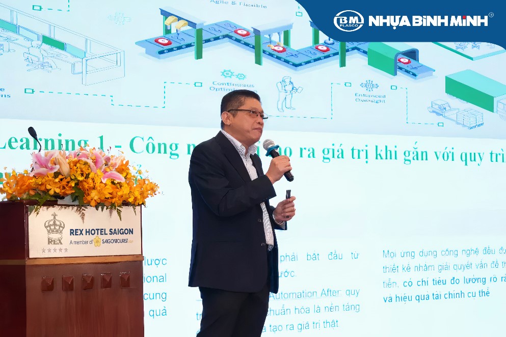 Đại diện Nhựa Bình Minh chia sẻ về định hướng ứng dụng công nghệ tiên tiến trong sản xuất, góp phần nâng tầm tiêu chuẩn chất lượng Việt Nam trong ngành nhựa vật liệu xây dựng tại Hội thảo Smart Factory 2025.