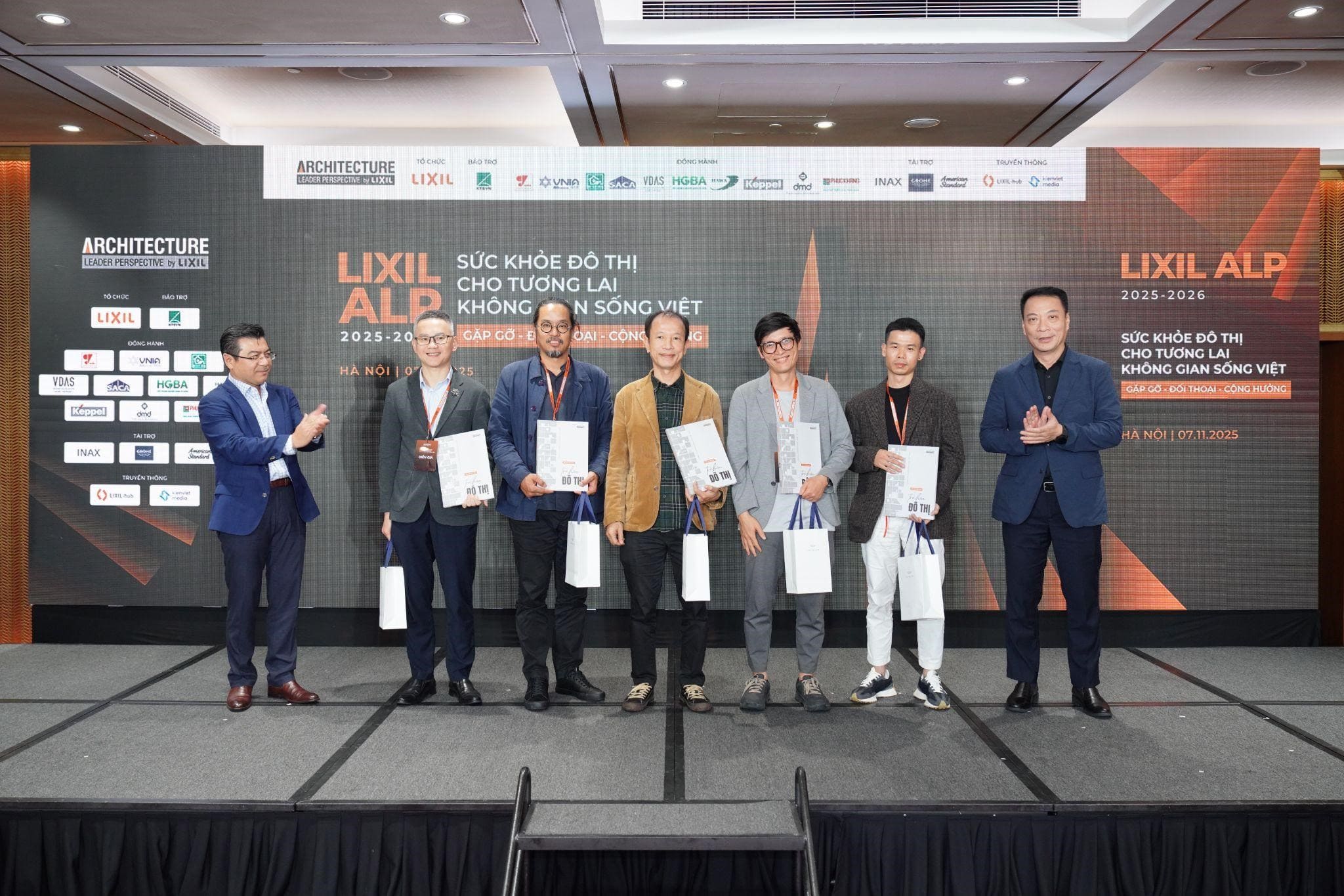 Ban tổ chức trao sách chuyên đề “LIXIL ALP 2023-2024’ tới các diễn giả, đơn vị đồng hành, chủ đầu tư và cố vấn chuyên môn