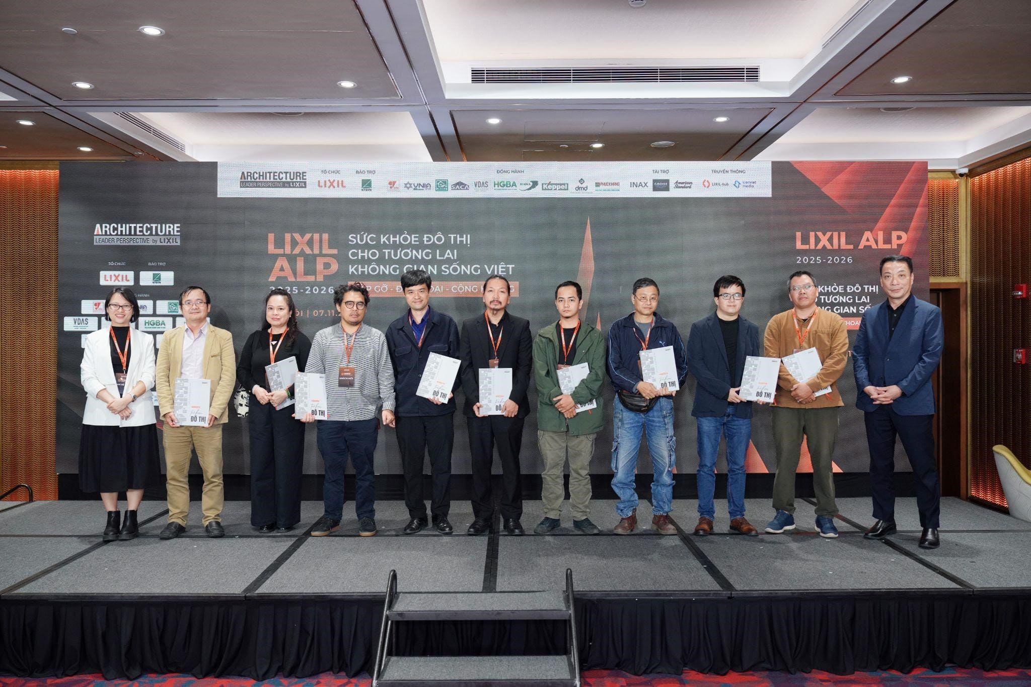Ban tổ chức trao sách chuyên đề “LIXIL ALP 2023-2024’ tới các khách mời tham dự sự kiện