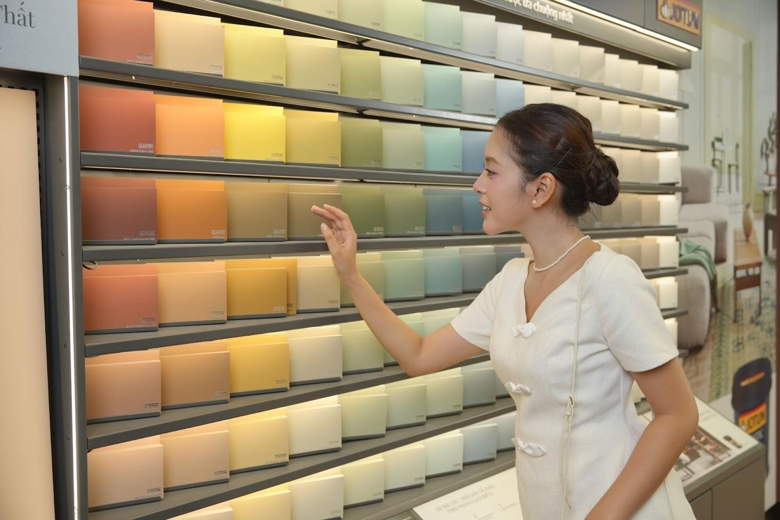 Khách hàng trải nghiệm bảng màu nội thất và ngoại thất tại Jotun Studio.
