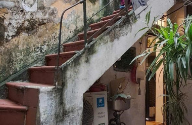 Những ngôi nằm trong hẻm nhỏ của phố cổ Hà Nội thường có kết cấu cũ nên rất khó để thi công phức tạp.