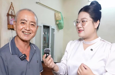 Chú chủ nhà hài lòng với toilet mới được thi công nhanh gọn và tiện lợi