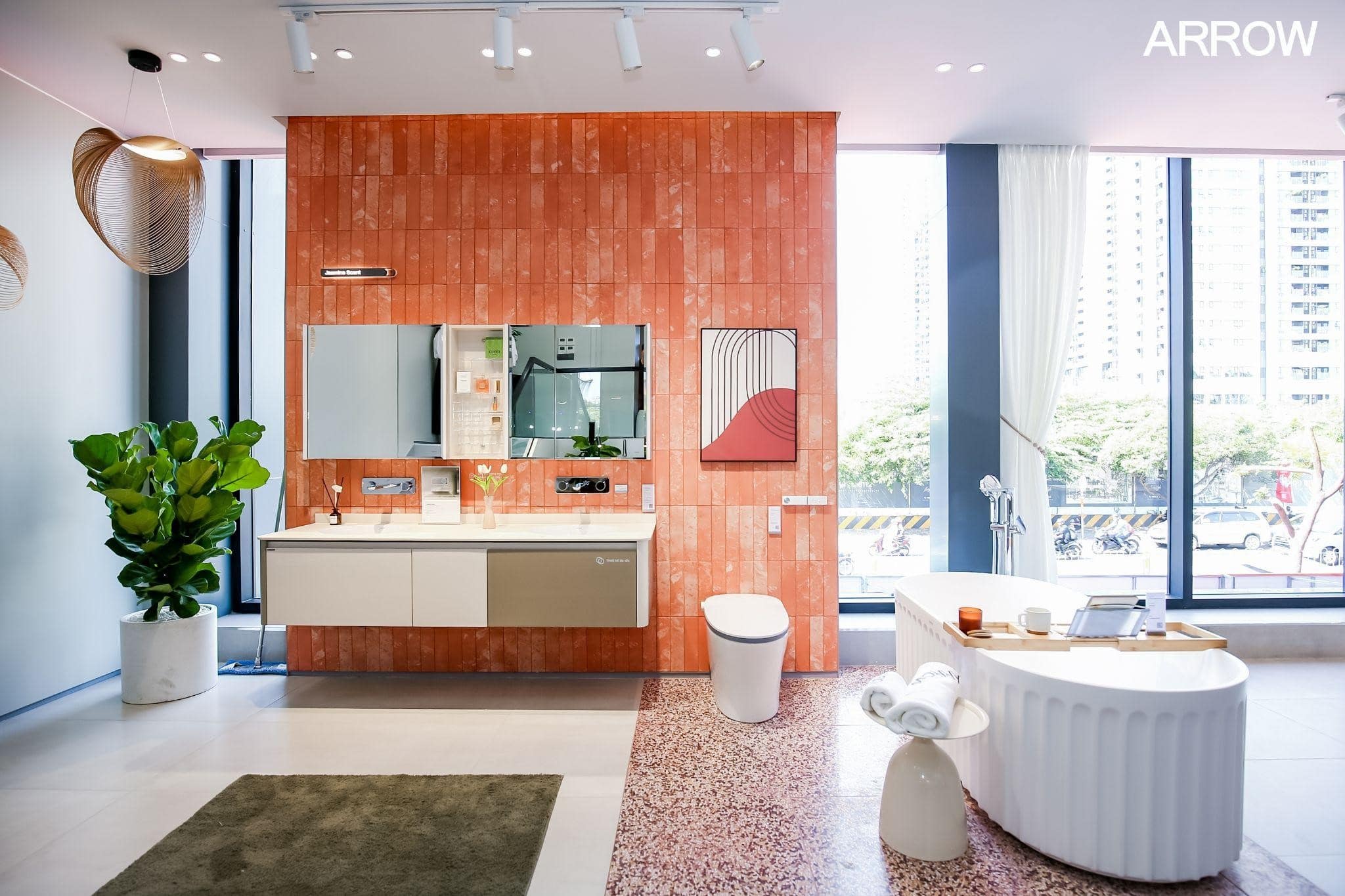 Không gian tái hiện các thiết kế phòng tắm đầy cảm hứng tại showroom ARROW Thành Thái - Ảnh: DNCC