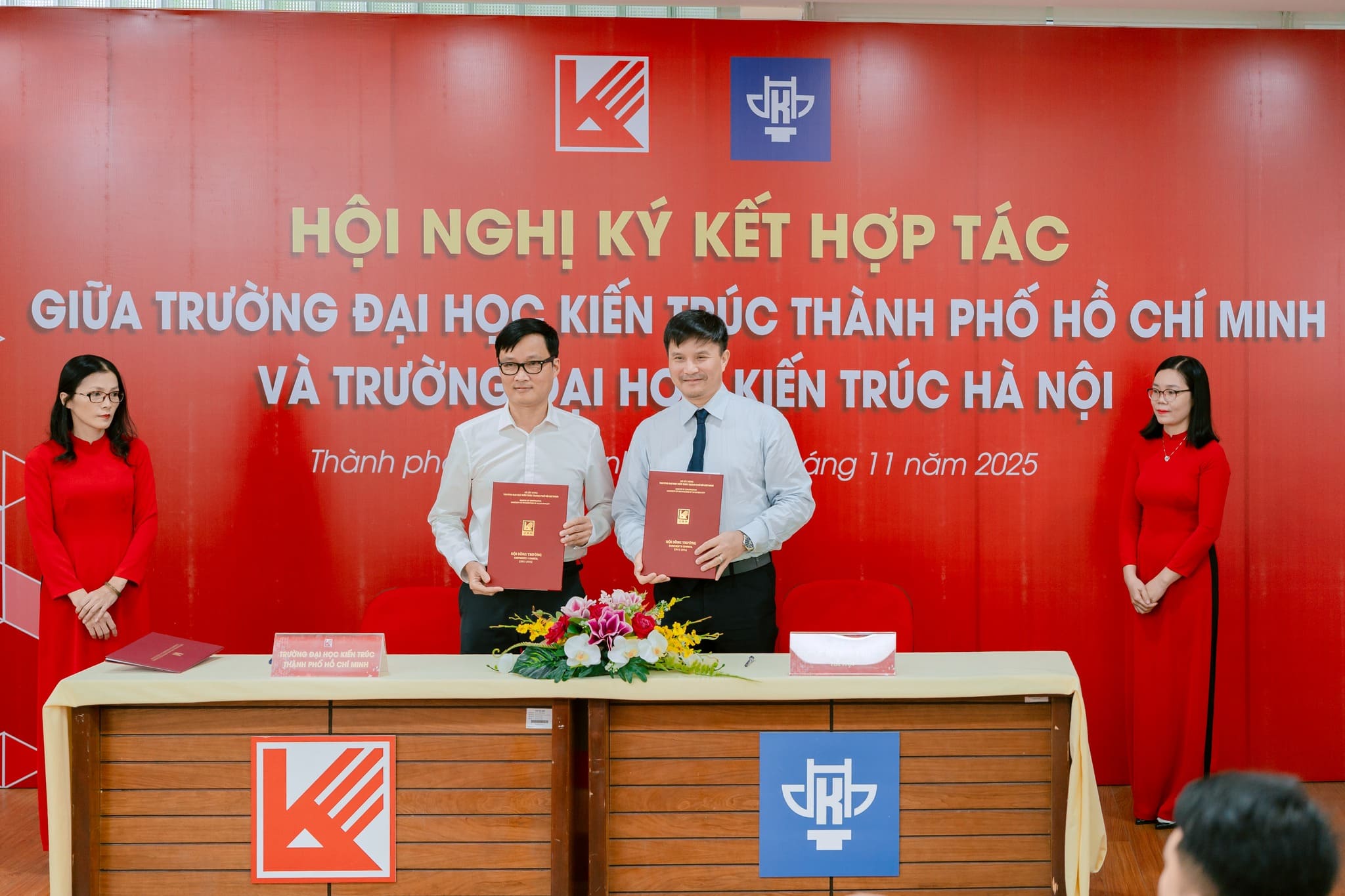 Hiệu trưởng UAH và HAU trao ký kết hợp tác