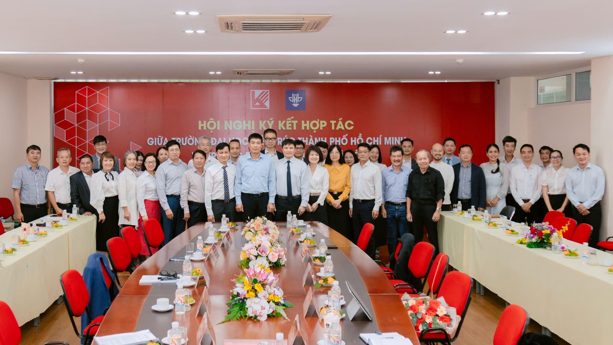 Đoàn công tác Bộ Xây dựng chụp ảnh lưu niệm cùng lãnh đạo hai Trường