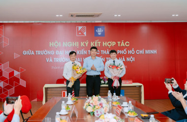 Thứ trưởng Phạm Minh Hà tặng hoa chúc mừng hai Trường