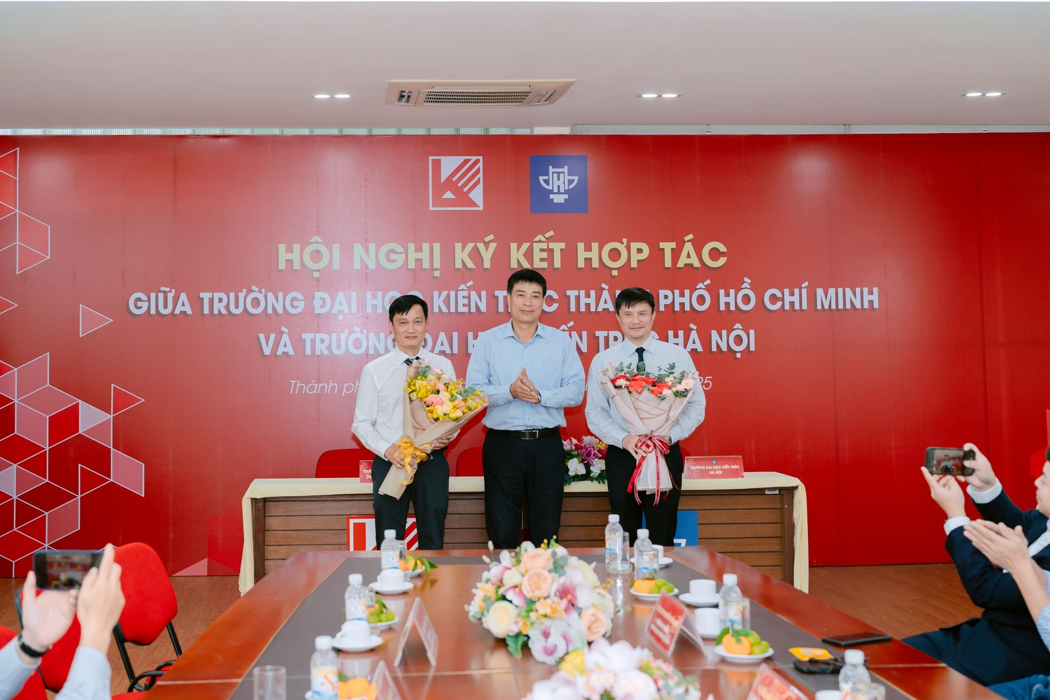 Thứ trưởng Phạm Minh Hà tặng hoa chúc mừng hai Trường