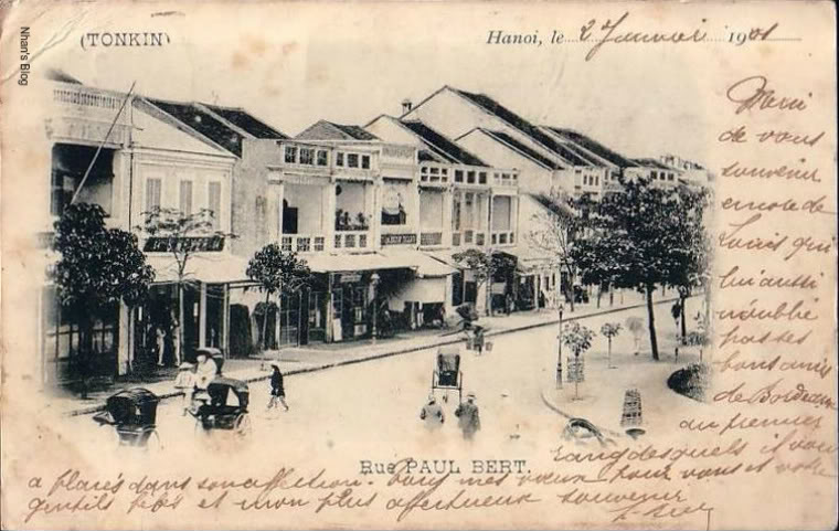 Một đoạn phố Hàng Khay đầu thế kỷ XX (Nguồn ảnh: https://blog.mytour.vn/)