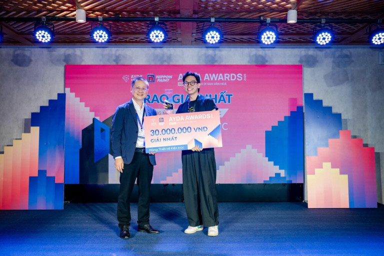 Hình: Giải Nhất Mảng Thiết kế Kiến trúc - Lê Võ Hồng Phúc (Phải), GK Nguyễn Huy Khanh (Trái).