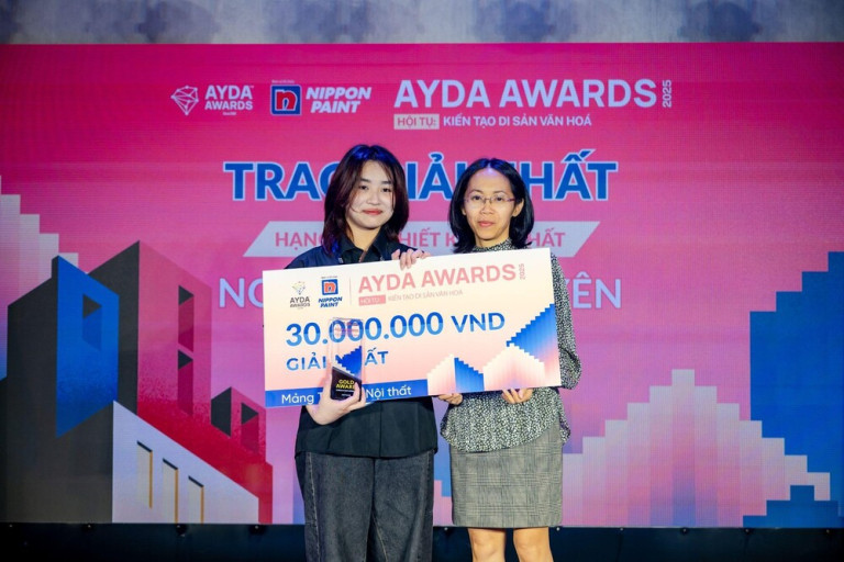 Hình: Giải Nhất Mảng Thiết kế Nội thất - Nguyễn Vân Quyên (Trái), GK Dương Minh Thanh (Phải).