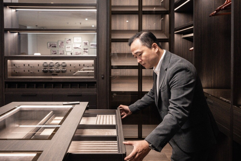 KTS Vương Đạo Hoàng với hệ tủ Schmalenbach tại showroom của EUDS