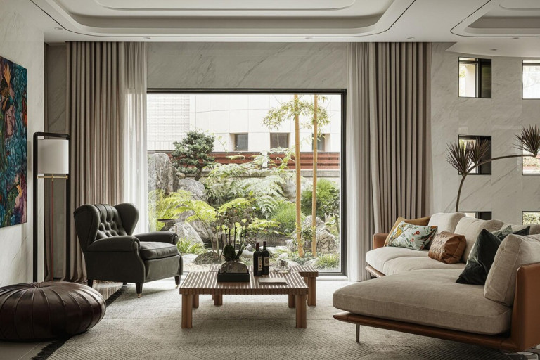 Ghế 1919 mang tính biểu tượng từ Poltrona Frau kiến tạo nên một không gian sống đậm chất nghệ thuật.