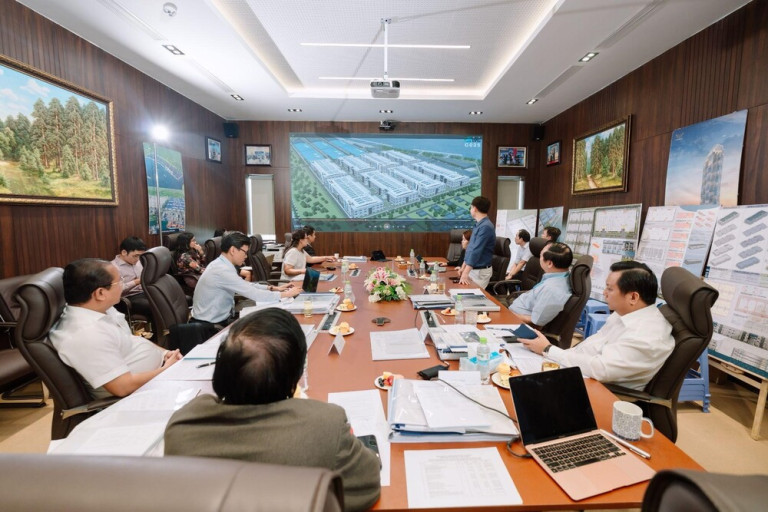 Các đơn vị tư vấn trình bày và phản biện phương án thiết kế trước Hội đồng, tập trung vào bài toán tổ chức không gian, logistics và tính khả thi triển khai.