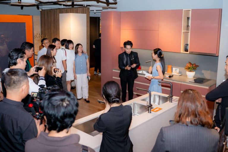 Khách hàng tham quan và trải nghiệm không gian Blum Experience Center