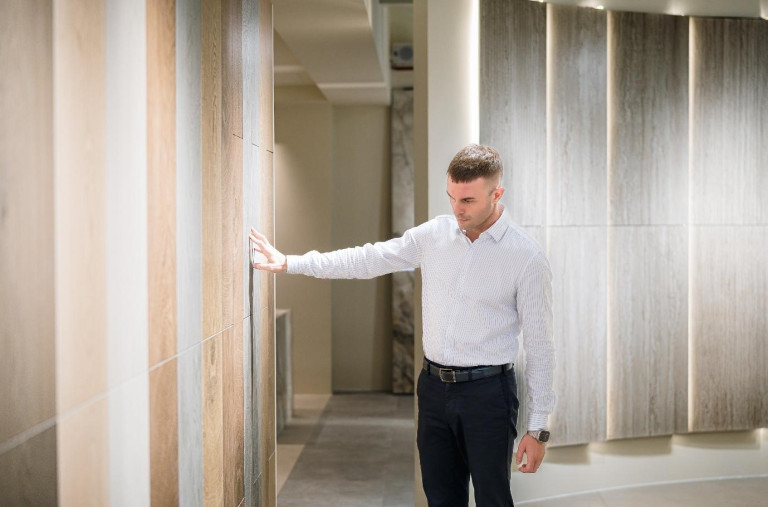 Các kiến trúc sư trải nghiệm và lựa chọn các bảng material palette tại showroom DIVO Ceramica.