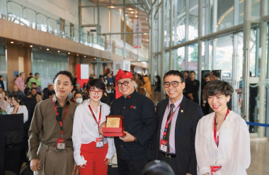 TS. KTS. Phan Đăng Sơn, Chủ tịch Hội Kiến trúc sư Việt Nam (thứ hai từ bên phải qua) tặng quà lưu niệm cho KTS. Georgius Budi Yulianto, Chủ tịch Hiệp hội Kiến trúc sư Indonesia (thứ ba từ bên phải qua)