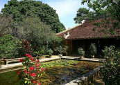 Hình 5: Nhà vườn An Hiên, Huế (An Hien Garden House, 2026), kiến trúc trung tâm được bao bọc bởi cảnh quan.