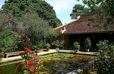 Hình 5: Nhà vườn An Hiên, Huế (An Hien Garden House, 2026), kiến trúc trung tâm được bao bọc bởi cảnh quan.