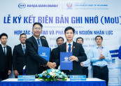 Lãnh đạo Công ty Cổ phần Nhựa Bình Minh và Trường Đại học Công nghệ Kỹ thuật TPHCM đã ký kết Biên bản ghi nhớ hợp tác nhằm triển khai các hoạt động đào tạo, thực hành, nghiên cứu ứng dụng và kết nối sinh viên với môi trường sản xuất thực tế. Ảnh Minh Xuân