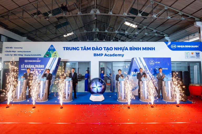 Các đại biểu thực hiện nghi thức khánh thành BMP Academy tại Công ty Cổ phần Nhựa Bình Minh (240 Hậu Giang, P Bình Tây TP.HCM). Ảnh Minh Xuân