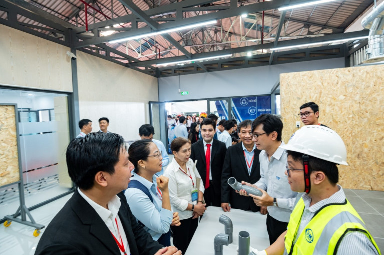 Các đại biểu tham quan phòng thực hành của BMP Academy tại Công ty Cổ phần Nhựa Bình Minh (240 Hậu Giang, P Bình Tây TP.HCM). Ảnh Minh Xuân
