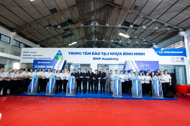 Các đại biểu thực hiện nghi thức khánh thành BMP Academy tại Công ty Cổ phần Nhựa Bình Minh (240 Hậu Giang, P Bình Tây TP.HCM). Ảnh Minh Xuân