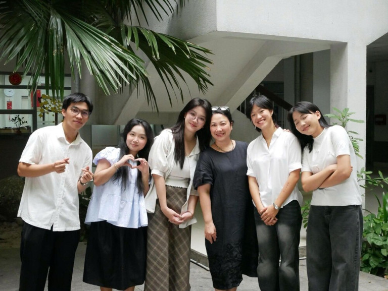 Từ trái qua phải: Đỗ Anh Kiệt, Đào Lê Phi Nhi, Ngô Gia Trang, giảng viên hướng dẫn cô Trần Mai Anh, Lý Hà Linh, Huỳnh Gia Nghi.