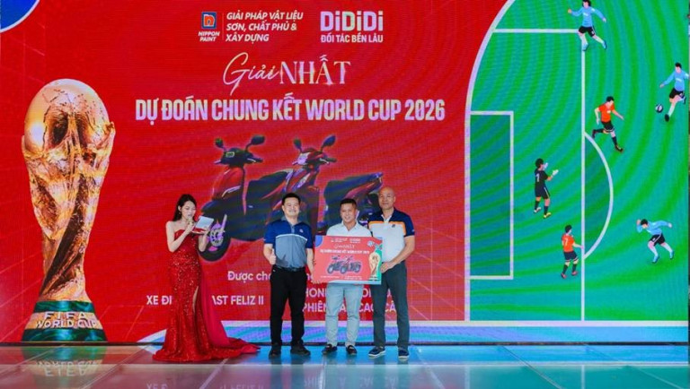 Khoảnh khắc thành viên DiDiDi nhận giải thưởng đặc biệt sau chương trình "Cùng DiDiDi – Sống trọn đam mê World Cup".