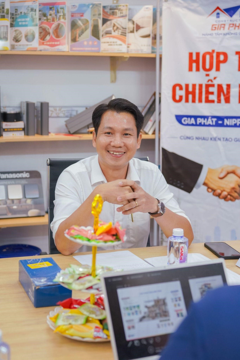 Ông Trần Tuấn Anh - Giám đốc Công ty TNHH Tư vấn & Xây dựng Gia Phát chia sẻ kinh nghiệm thi công thực tế trong buổi lễ ký kết - Nippon Paint