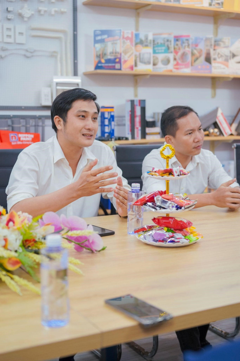Ông Phạm Trường Em - Phó giám đốc Công ty TNHH Tư vấn & Xây dựng Gia Phát chia sẻ kinh nghiệm thi công thực tế trong buổi lễ ký kết - Nippon Paint