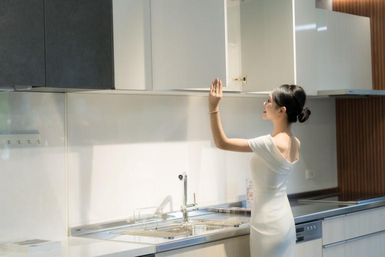 Hệ tủ bếp Shiera với thiết kế tinh giản, tối ưu không gian và công năng sử dụng.