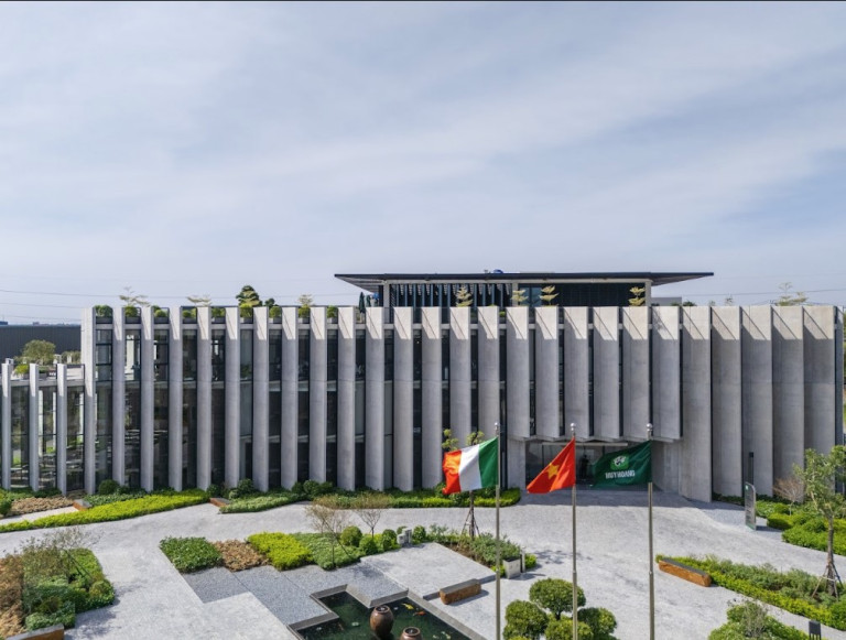 Nhà máy đạt tiêu chuẩn LEED Gold về kiến trúc xanh, được cấp bởi Hội đồng Công trình Xanh Hoa Kỳ