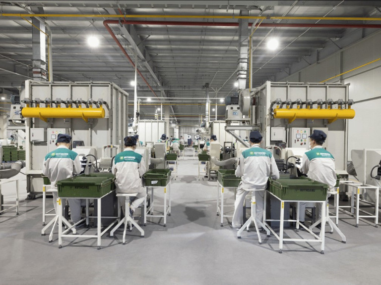 Dây chuyền sản xuất hiện đại, nâng cao năng lực tự chủ của Khóa Huy Hoàng tại Việt Nam.